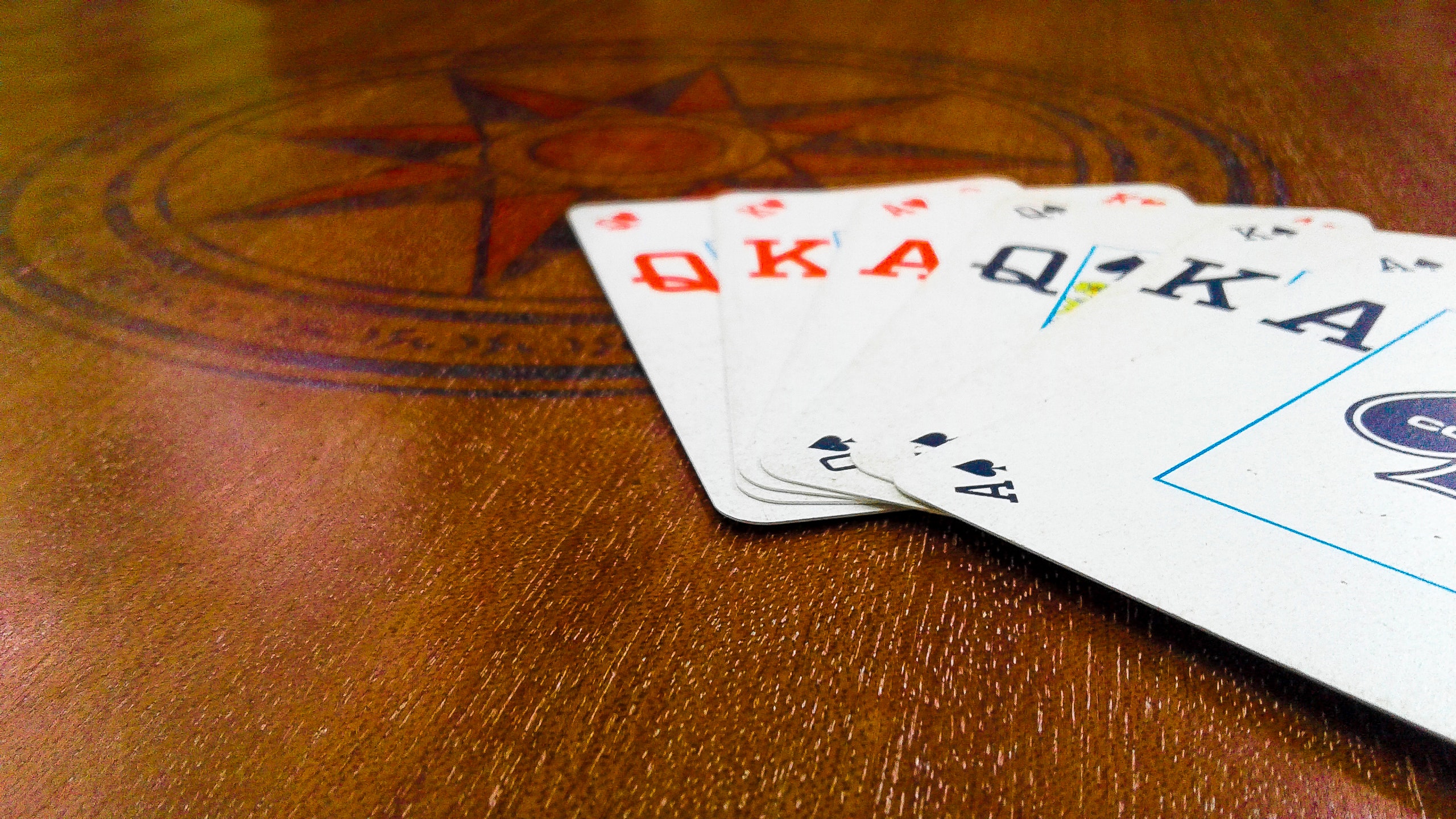 carte da gioco sul tavolo